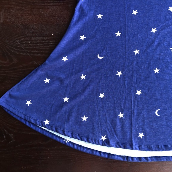 LuLaRoe Star Small Perfect T Scoop Hem - Picture 3 of 12